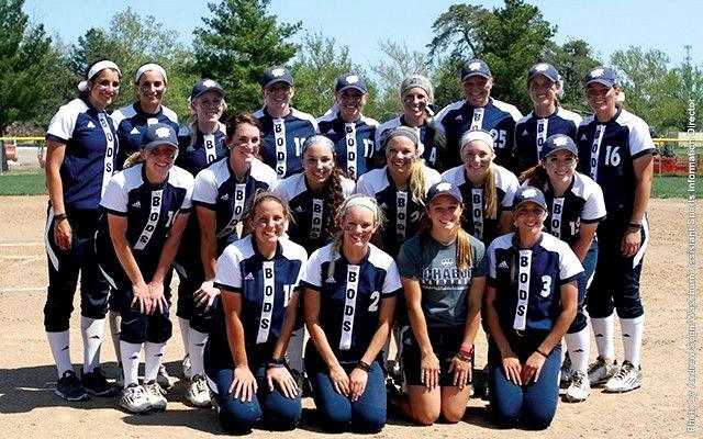The+Washburn+softball+team+lines+up+to+participate+in+a+photo+after+the+game+against+Missouri+Western.+The+team+fell+in+multiple+games+over+two+days.