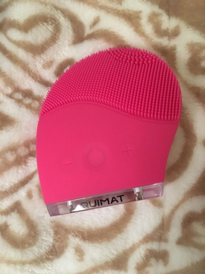 The front side of the Quimat cleansing device has a central power button and plus and minus buttons on either side of the power button that control the speed of the vibrations that remove dirt from deep inside your pores. 
