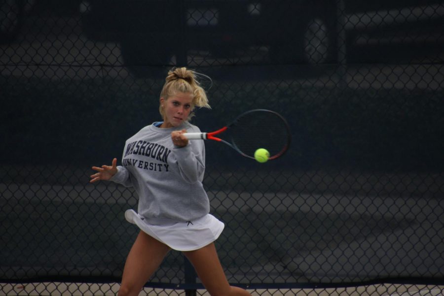 Whiplash%3A+Sophomore+Maja+Jung+returns+a+ball+on+Oct.+23%2C+2021.+The+scrimmage+against+Rockhurst+University+was+held+at+the+Washburn+Tennis+Complex.