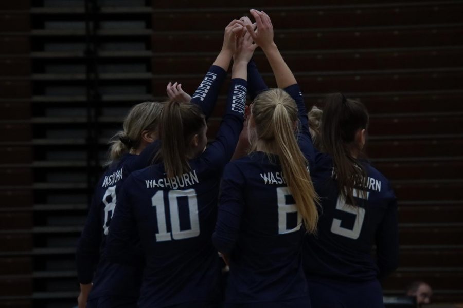 One+team%3A+Washburn+starters+huddle+together+before+the+start+of+a+set+on+Nov.+12%2C+2021.+The+Ichabods+defeated+Missouri+Western+State+3-0+in+the+match.