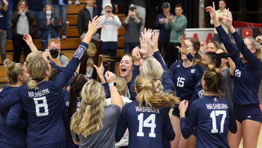 Washburn celebrates after winning the NCAA Central Region Championship. The Ichabods advanced to the NCAA National Championships with the win. (Photo via Washburn Athletics)