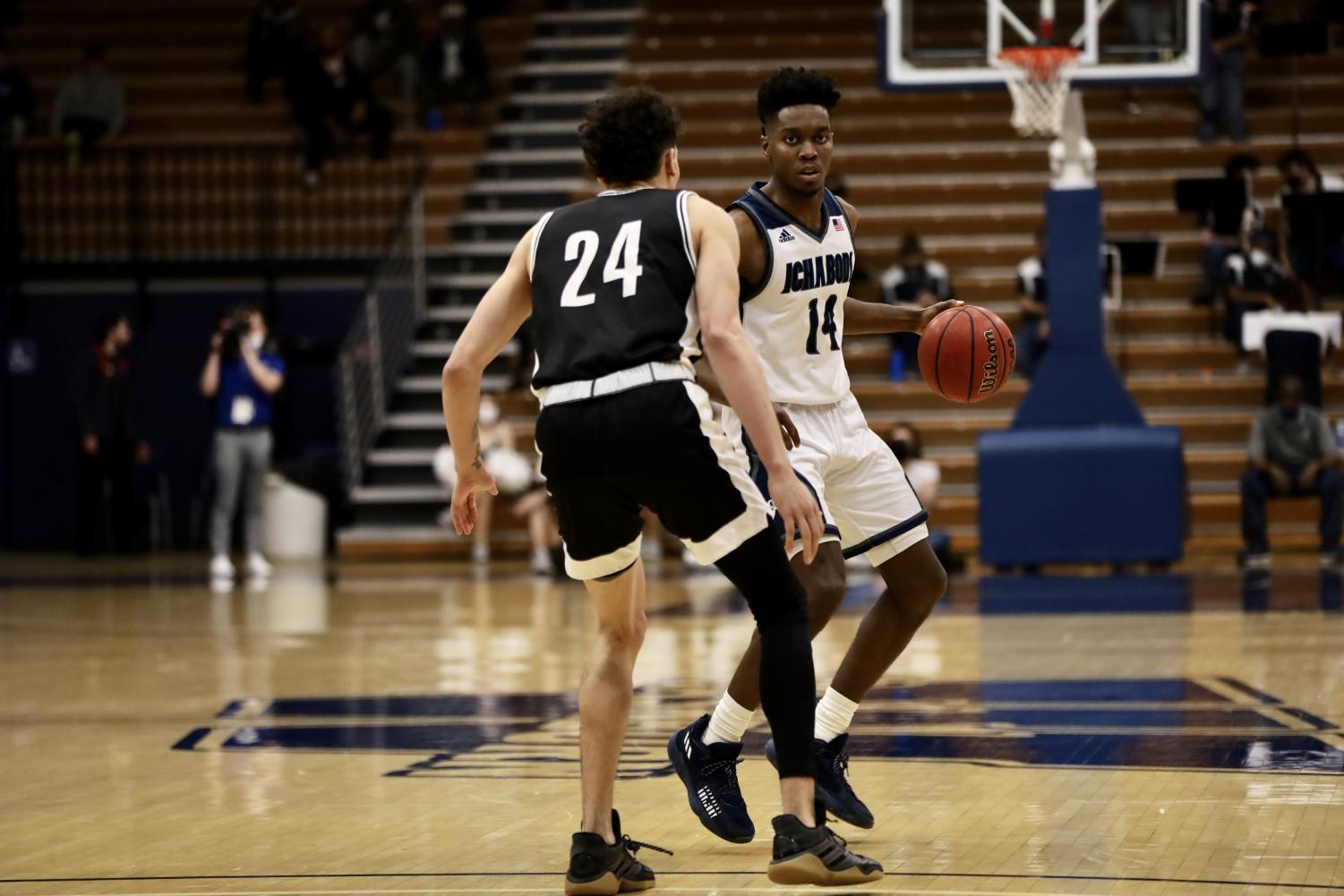 GALLERY: Men's basketball crushes Hornets hearts in 68-65 win