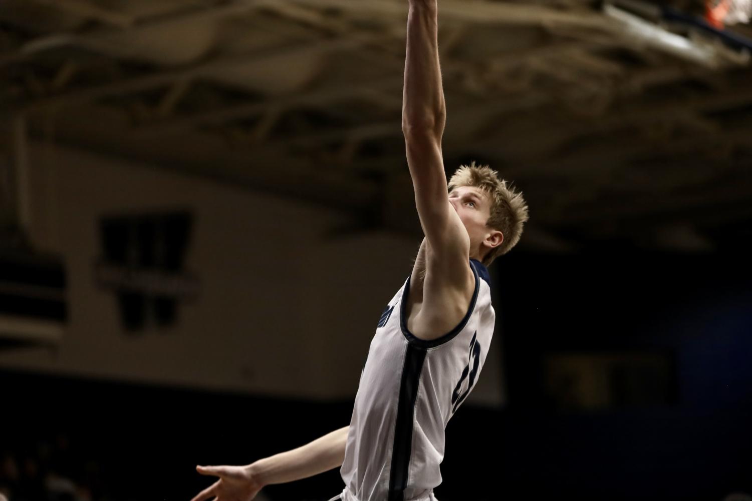 GALLERY: Men's basketball crushes Hornets hearts in 68-65 win