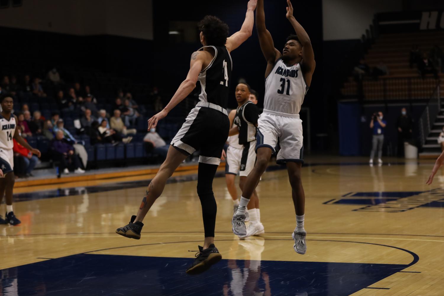 GALLERY: Men's basketball crushes Hornets hearts in 68-65 win