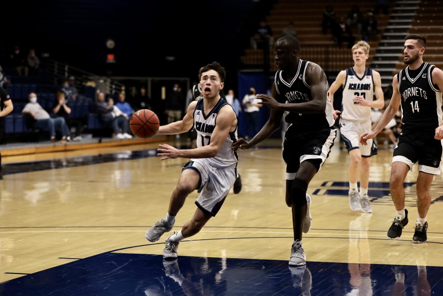 GALLERY: Men's basketball crushes Hornets hearts in 68-65 win