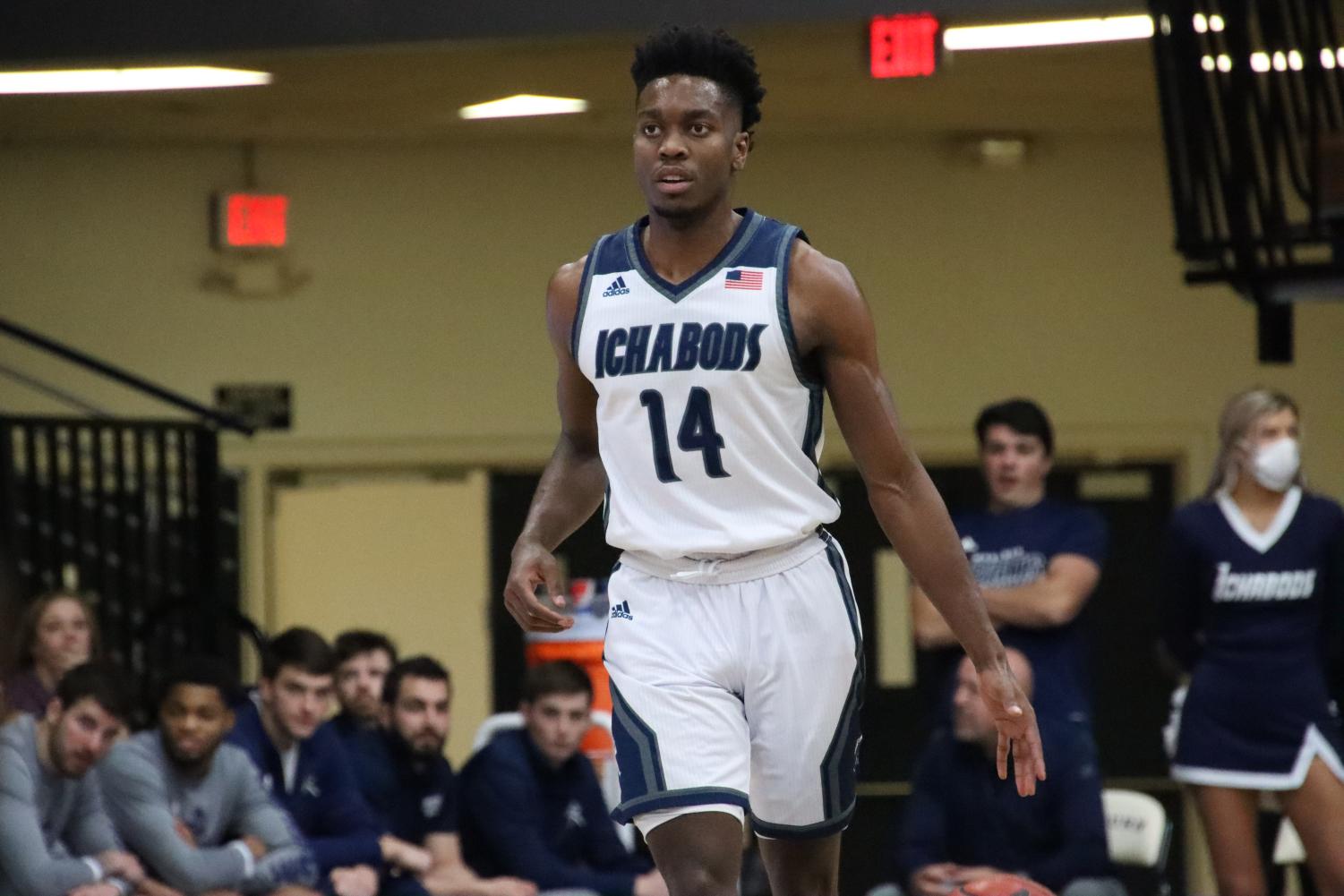 GALLERY: Men's basketball crushes Hornets hearts in 68-65 win