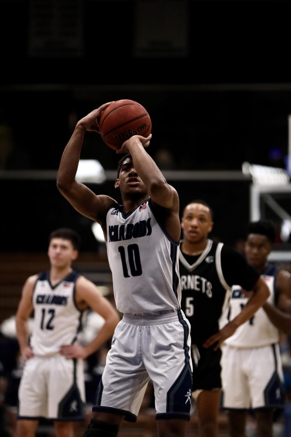 GALLERY: Men's basketball crushes Hornets hearts in 68-65 win