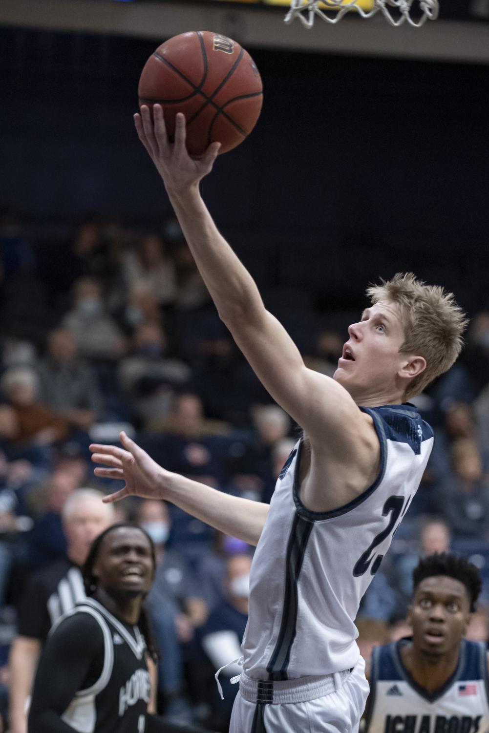 GALLERY: Men's basketball crushes Hornets hearts in 68-65 win
