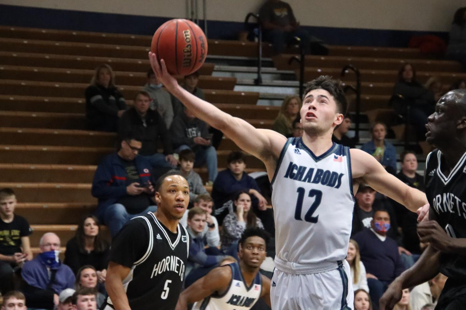 GALLERY: Men's basketball crushes Hornets hearts in 68-65 win