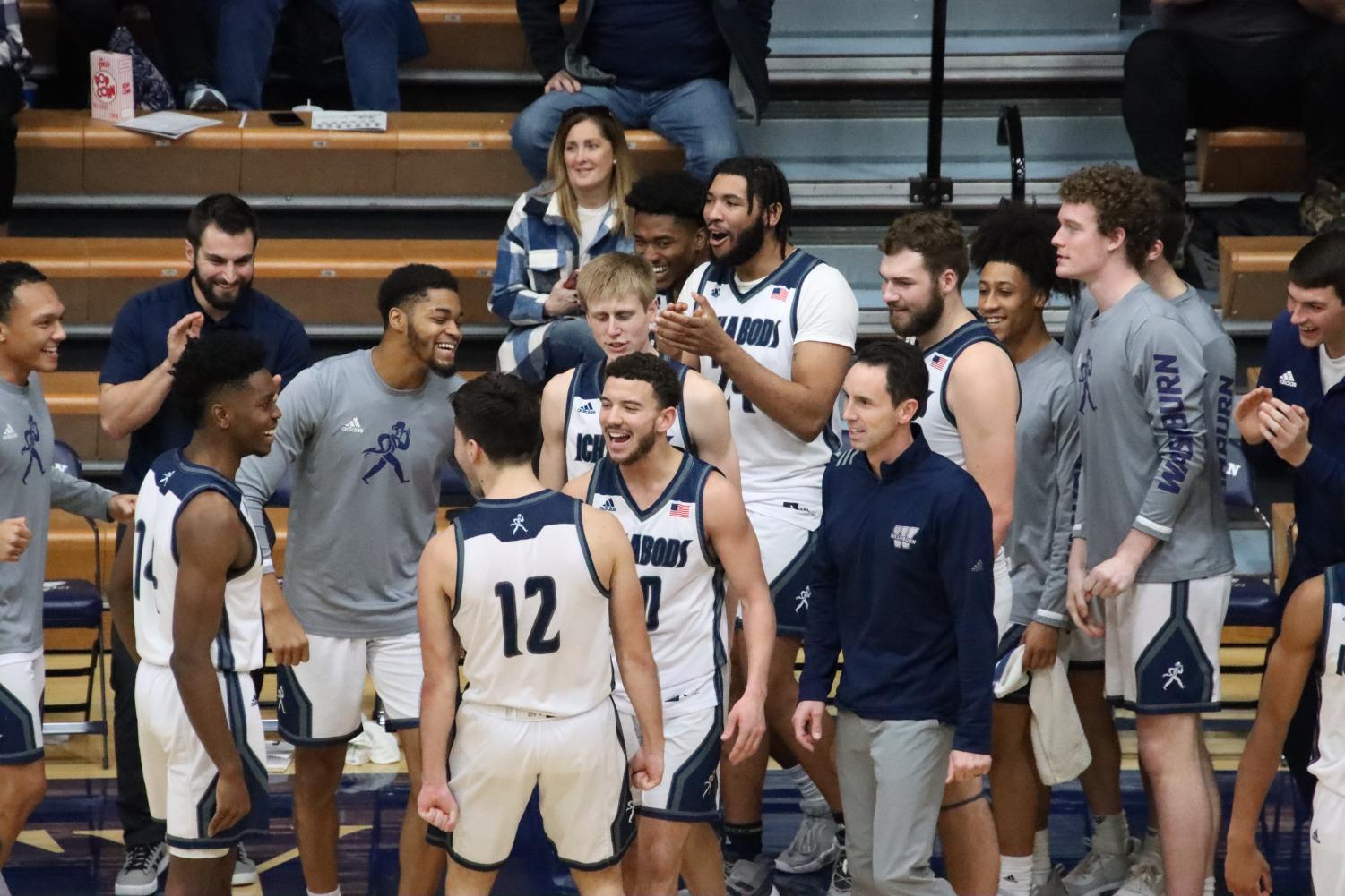 GALLERY: Men's basketball crushes Hornets hearts in 68-65 win