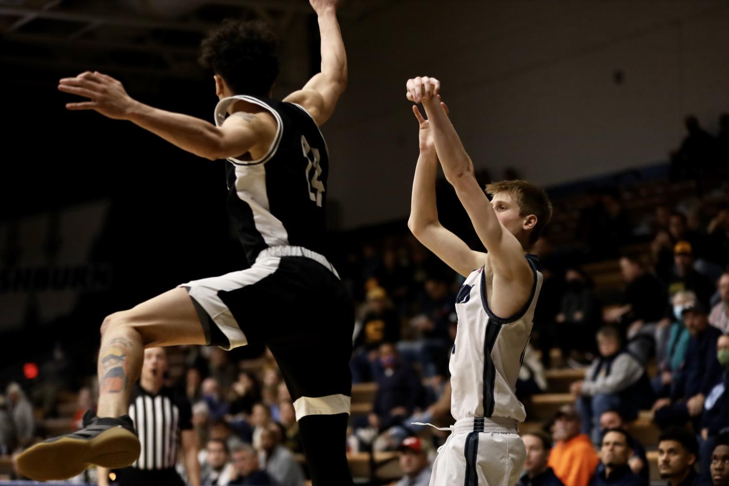 GALLERY: Men's basketball crushes Hornets hearts in 68-65 win