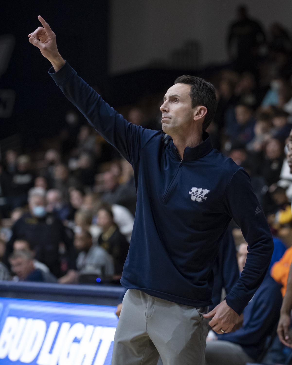 GALLERY: Men's basketball crushes Hornets hearts in 68-65 win