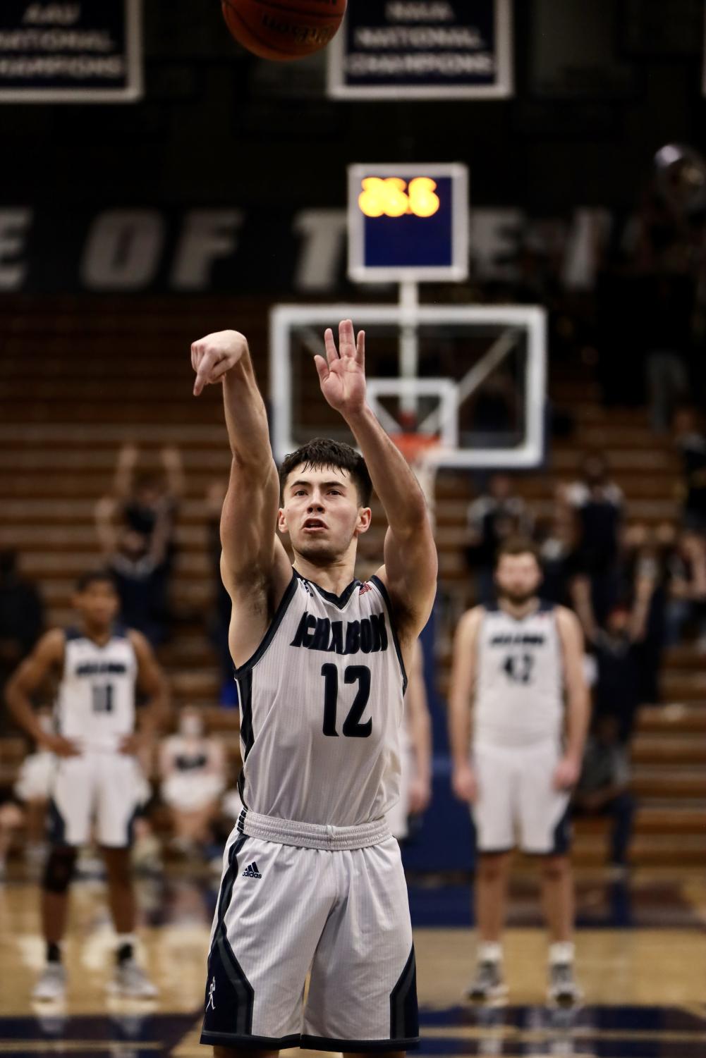 GALLERY: Men's basketball crushes Hornets hearts in 68-65 win