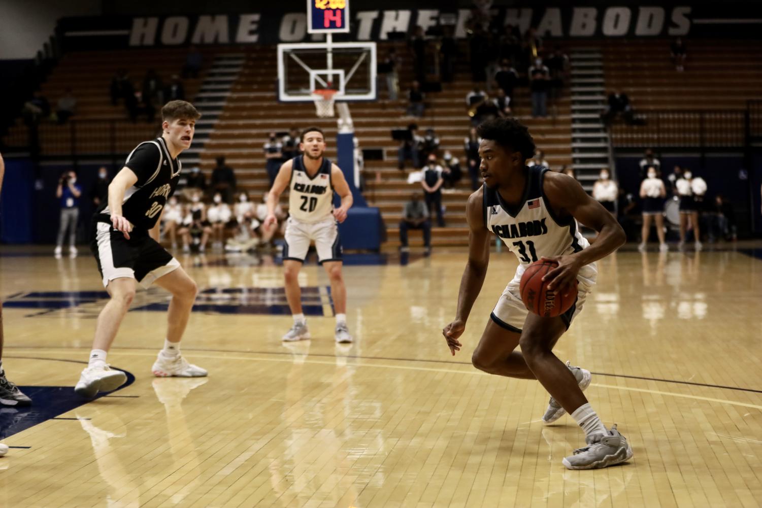 GALLERY: Men's basketball crushes Hornets hearts in 68-65 win