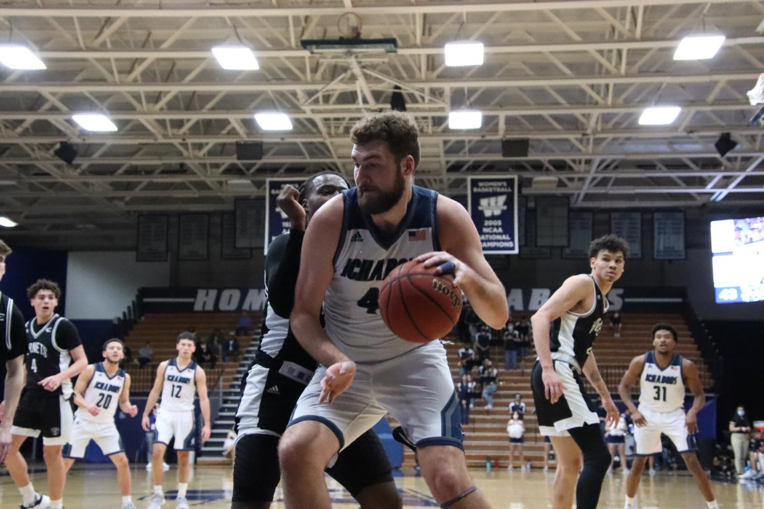 GALLERY: Men's basketball crushes Hornets hearts in 68-65 win