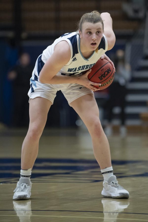 Washburn+forward+Lauren+Cassaday+%2834%29+watches+the+defense+during+the+first+half+Wednesday%2C+Dec.+29%2C+2021%2C+at+Lee+Arena+in+Topeka%2C+Kansas.+Cassaday+recorded+two+assists+in+the+game.
