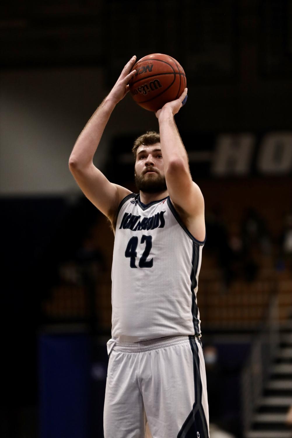 GALLERY: Men's basketball crushes Hornets hearts in 68-65 win