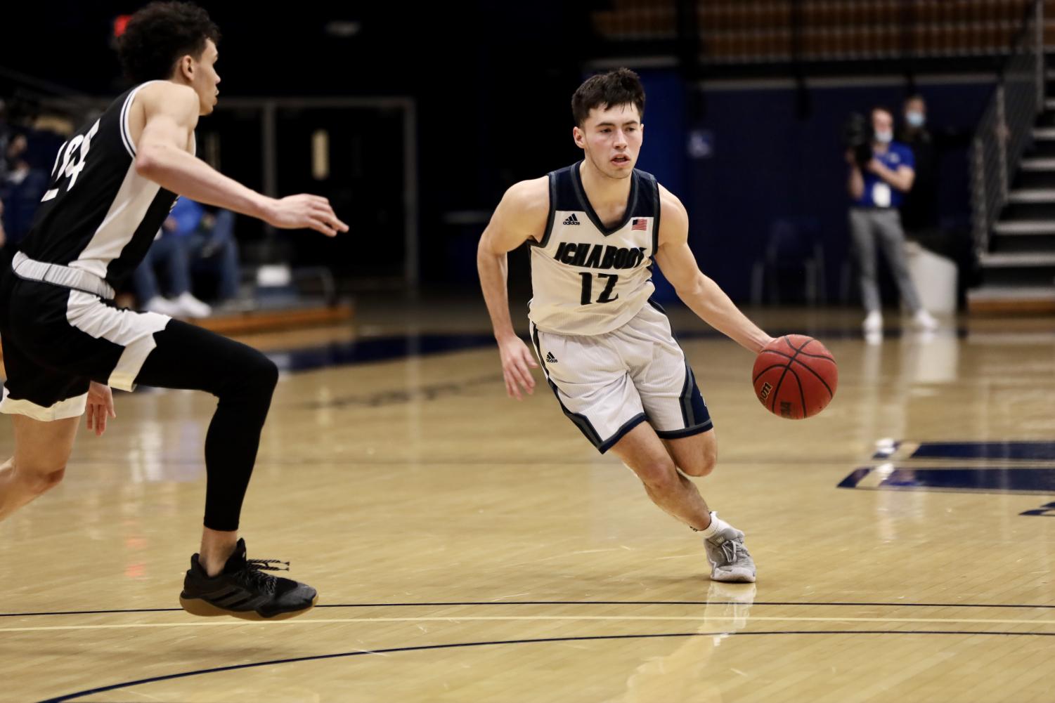 GALLERY: Men's basketball crushes Hornets hearts in 68-65 win