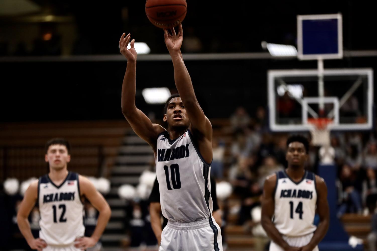 GALLERY: Men's basketball crushes Hornets hearts in 68-65 win