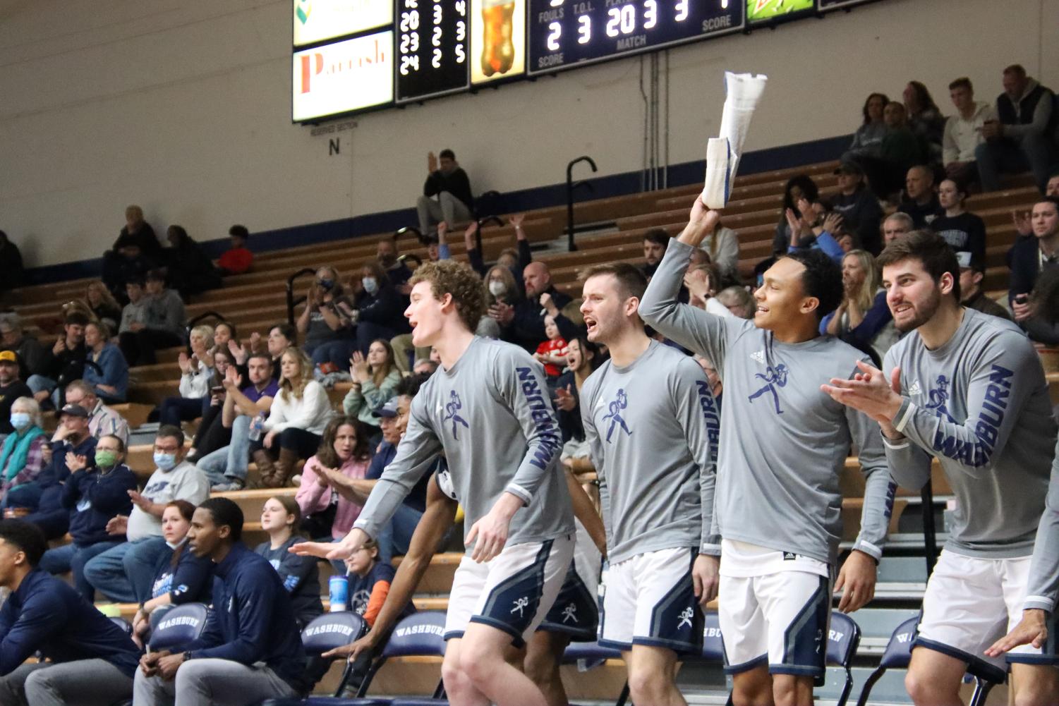 GALLERY: Men's basketball crushes Hornets hearts in 68-65 win