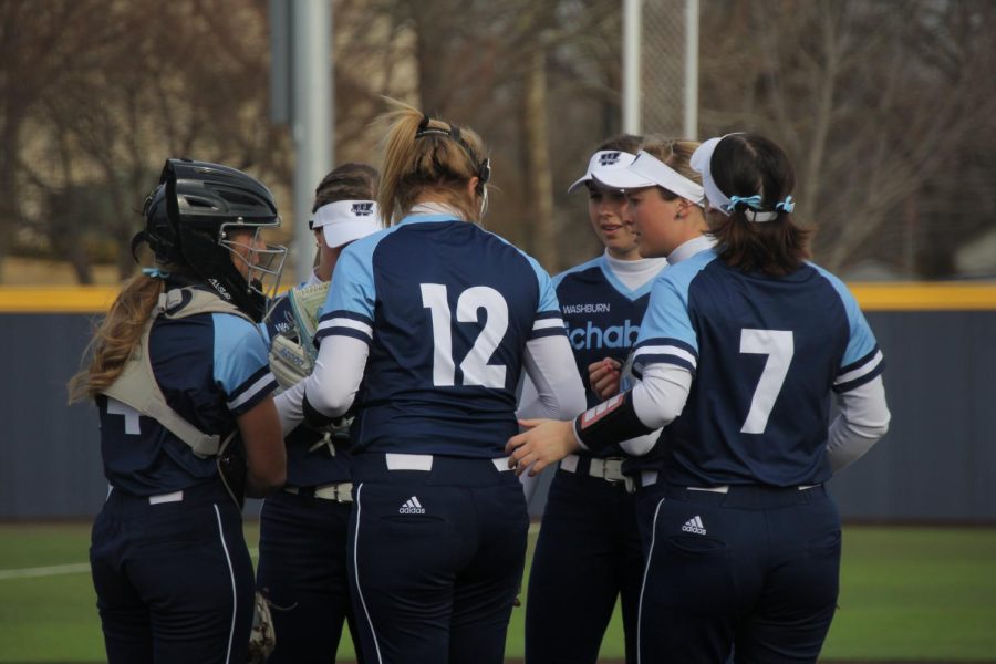 The+infield+meets+together+in+the+circle+during+a+break+in+play+on+Feb.+21%2C+2022.+Washburn+defeated+Quincy+University+7-2+in+game+one+of+the+doubleheader.