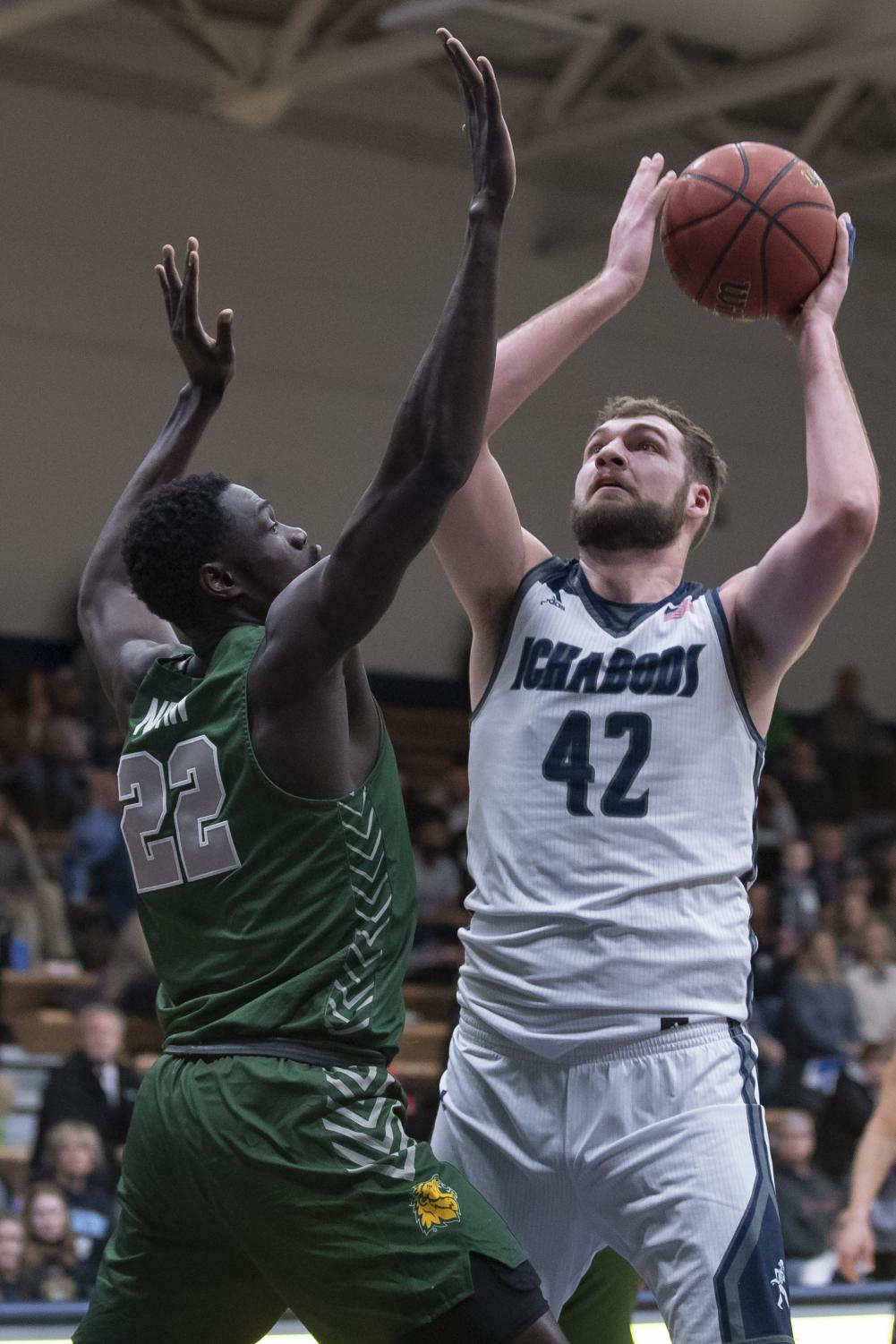 GALLERY: Men's basketball tames Lions on senior night