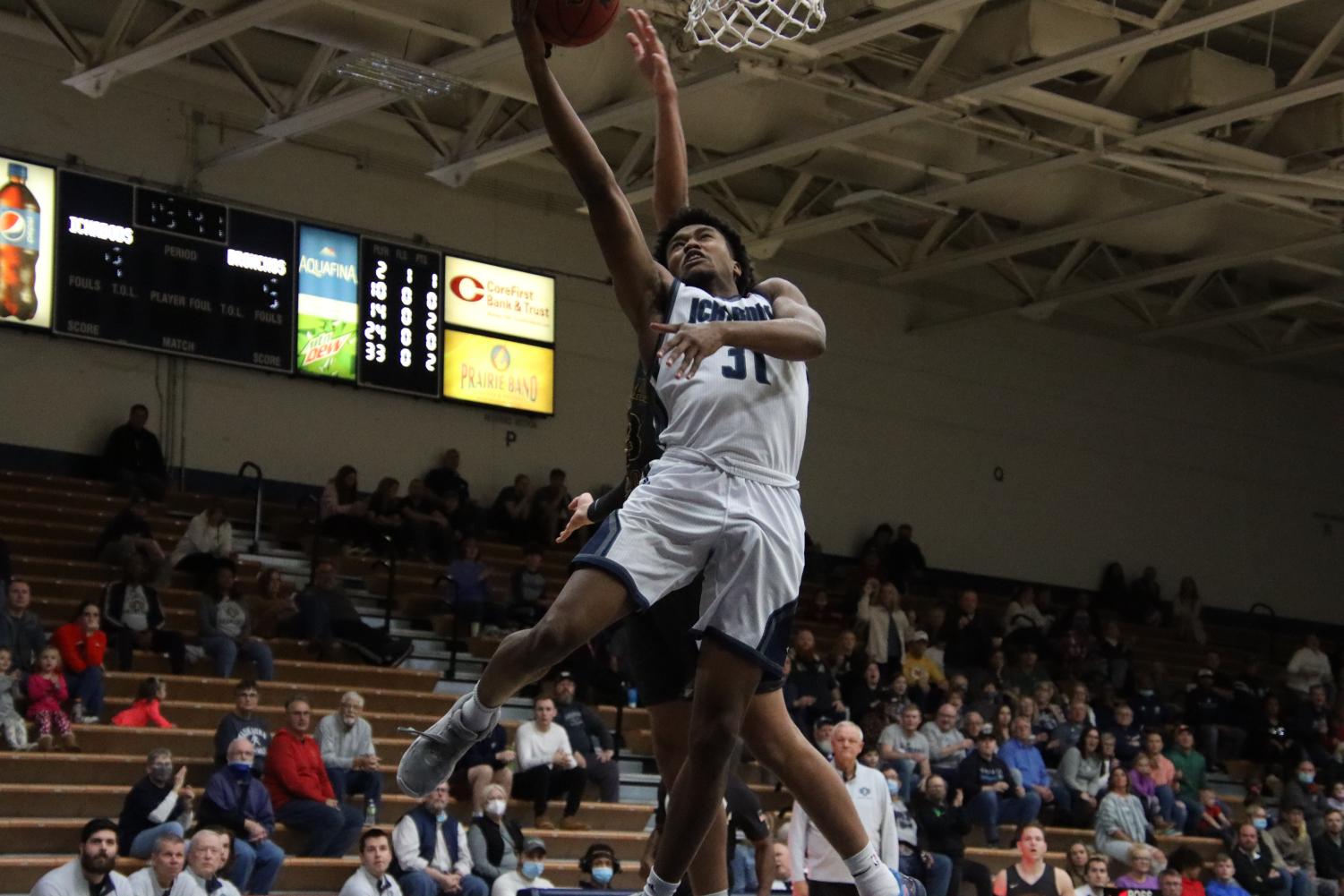 GALLERY: Sights from men's basketball's third straight home win
