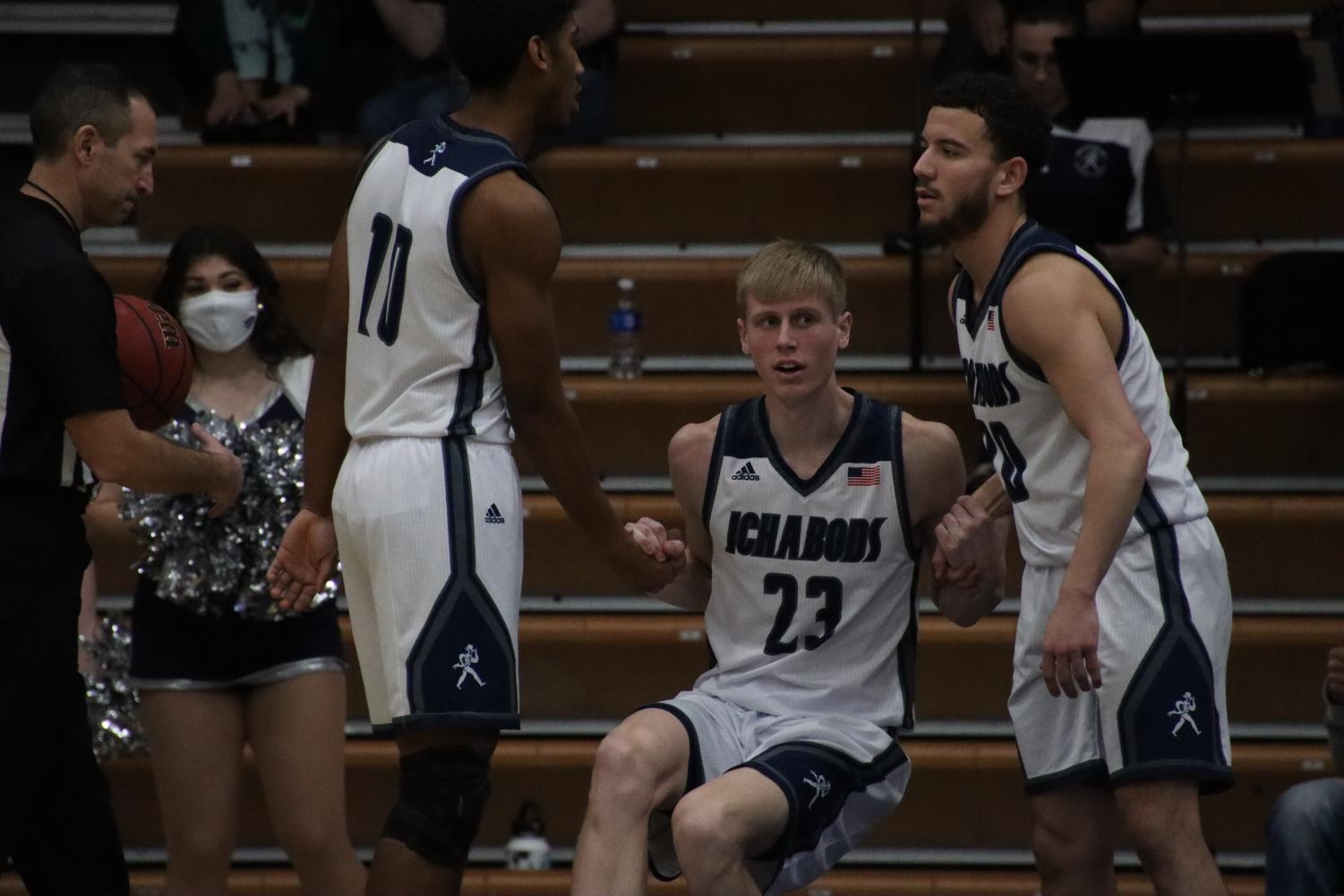 GALLERY: Sights from men's basketball's third straight home win