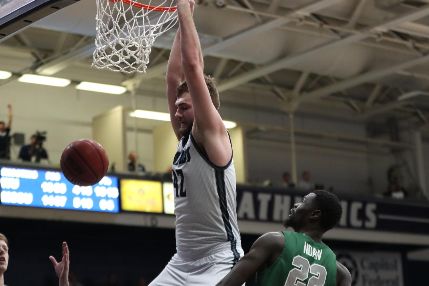 GALLERY: Men's basketball tames Lions on senior night