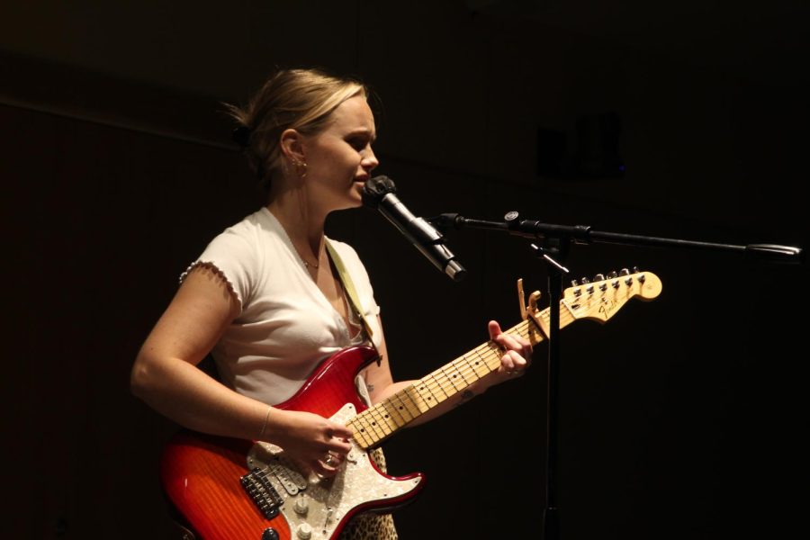 Pop Singer, Alice Kristiansen performs her songs and favorite covers live. The performance began at 7 p.m. and was held in Washburn A/B.