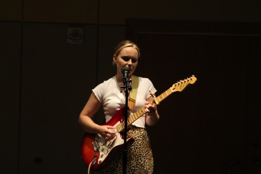 Pop Singer, Alice Kristiansen performs her songs and favorite covers live. The performance began at 7 p.m. and was held in Washburn A/B.