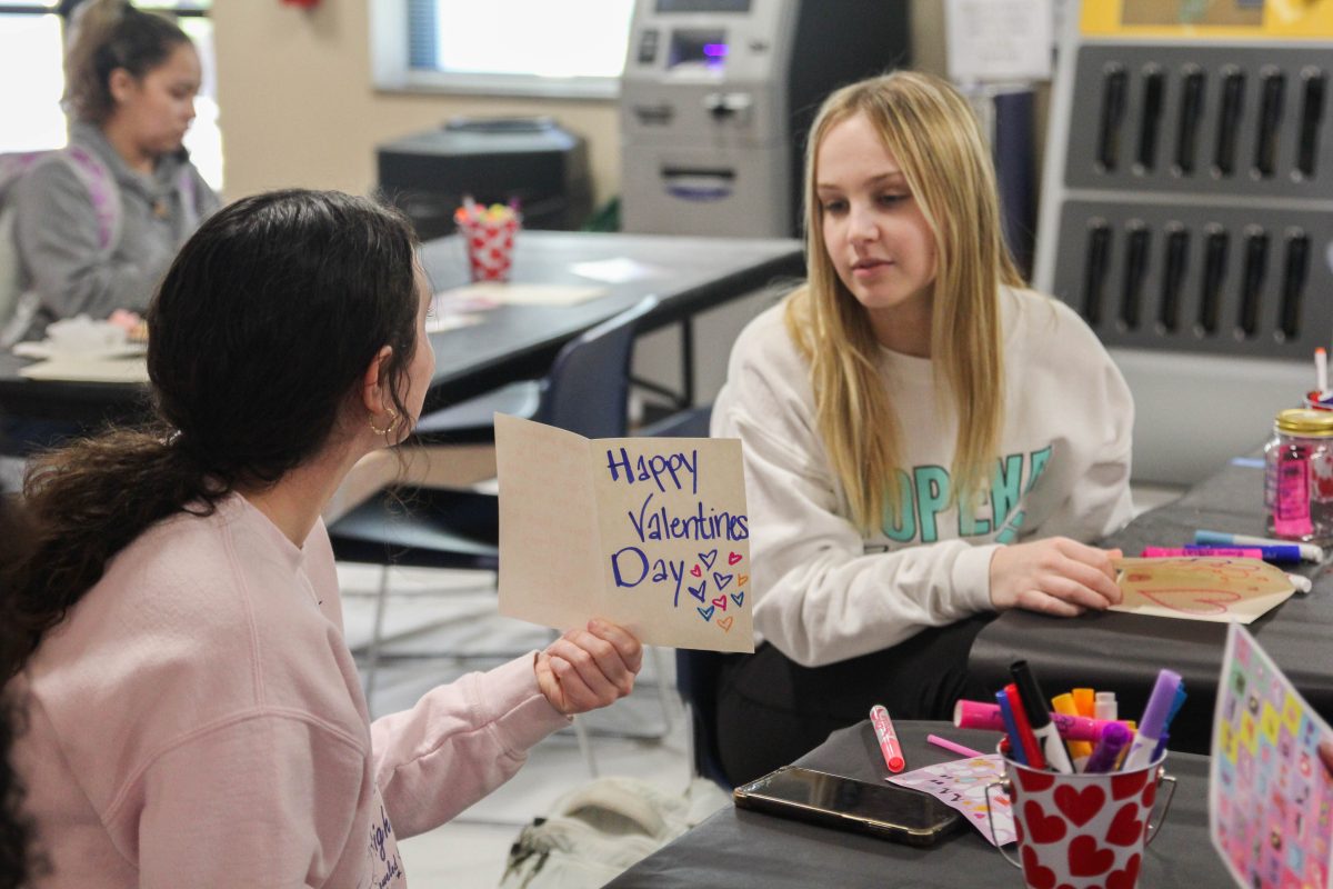 Participants make their own handwritten cards and letter designs with the theme of Valentine’s Day. There were people of different ages with students and faculty interested in making gifts for their friends. 