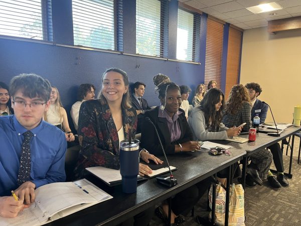 Kirstyn Brown, campus and community affairs chairperson, and Desiree Cain, senator, wait for the meeting to start. Both Brown and 
Cain are in new positions this semester.