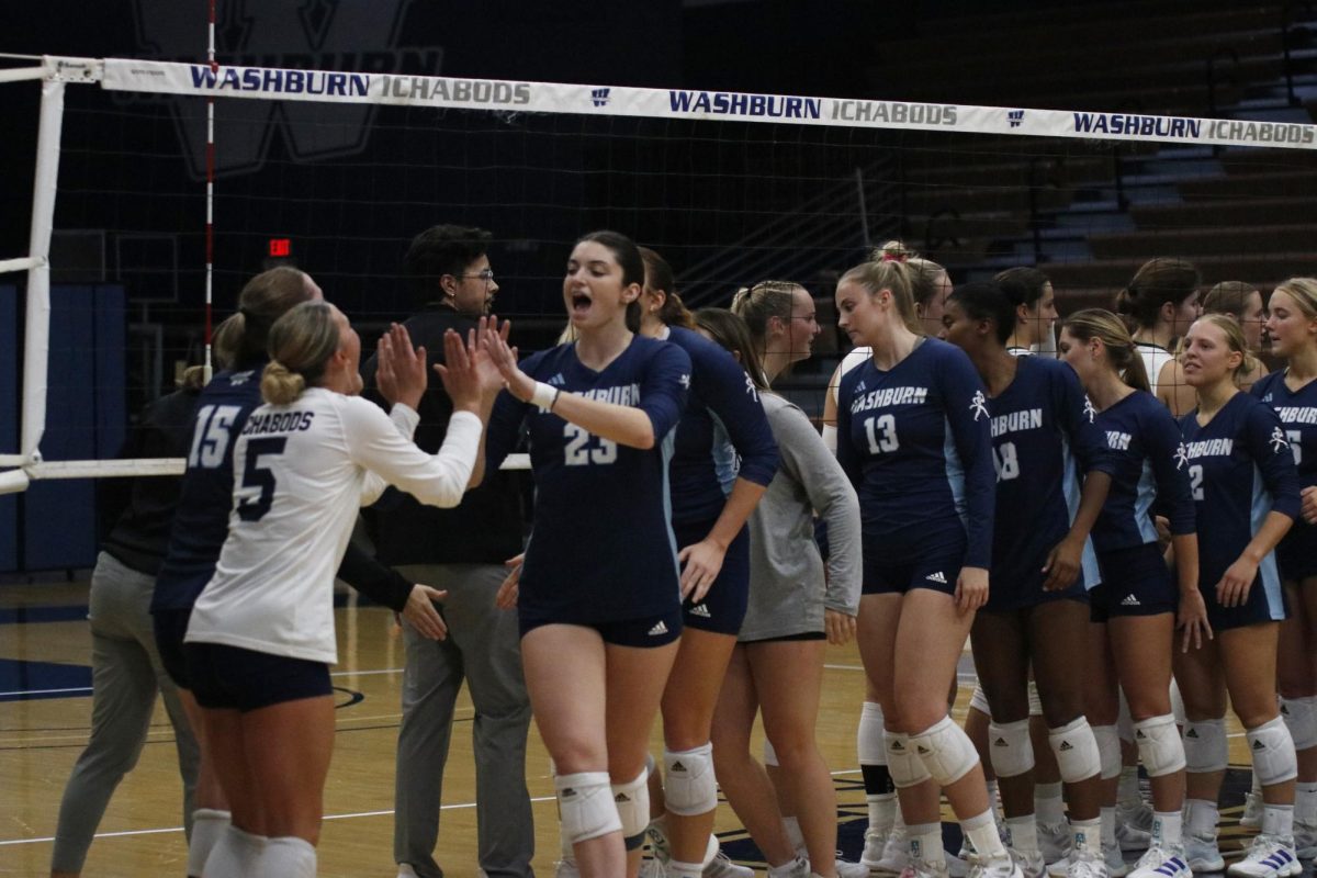 Washburn celebrates the victory with joy. The players shook hands with their opponents after the final set.