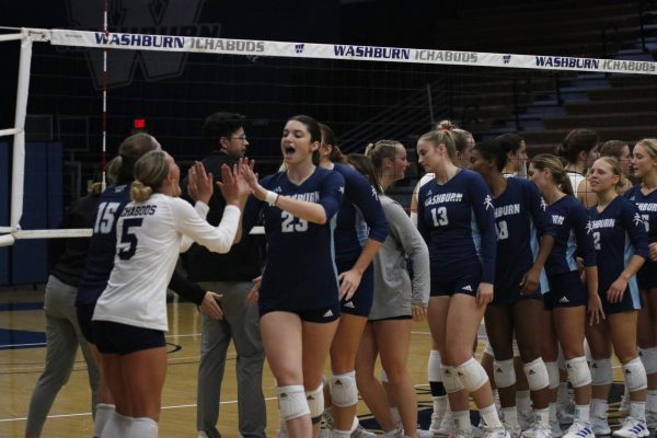 Washburn celebrates the victory with joy. The players shook hands with their opponents after the final set.