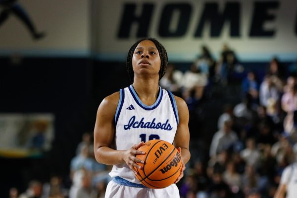 Junior guard Kellyn Hunter prepares to take the shot as play continues during the game. Ichabods kept scoring and ended the quarter shooting 52.6%, using a 14-0 run to take a 51-37 lead. 
