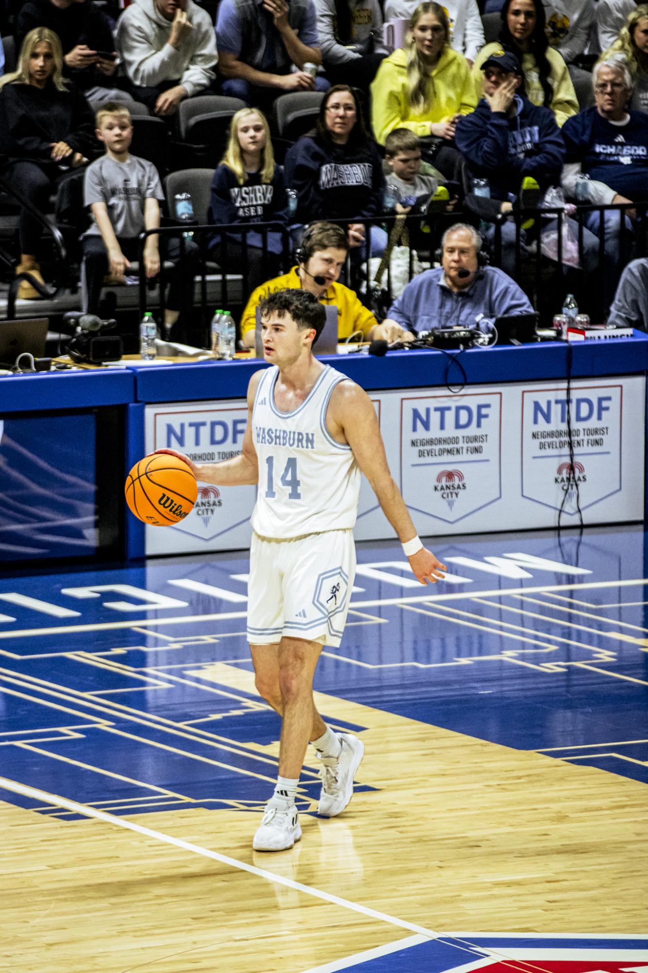 Washburn's men's basketball dominates the MIAA tournament