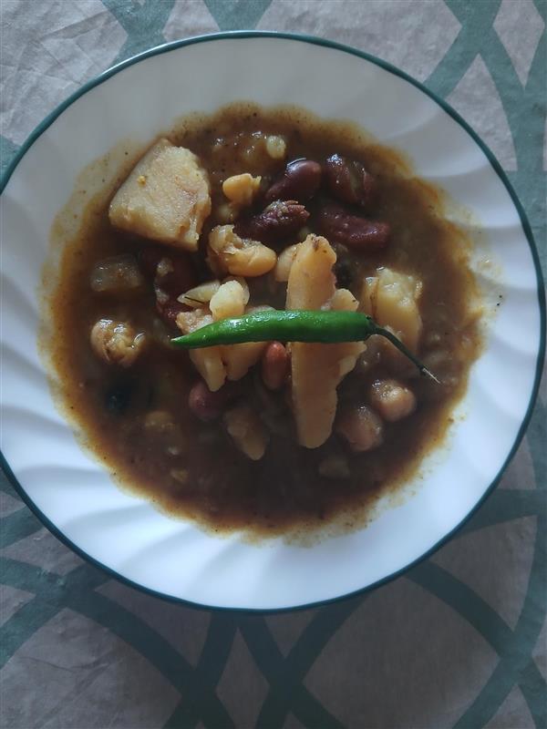 This bean dish is easy to make in a short time. This recipe did not require many ingredients, so it was budget-friendly.